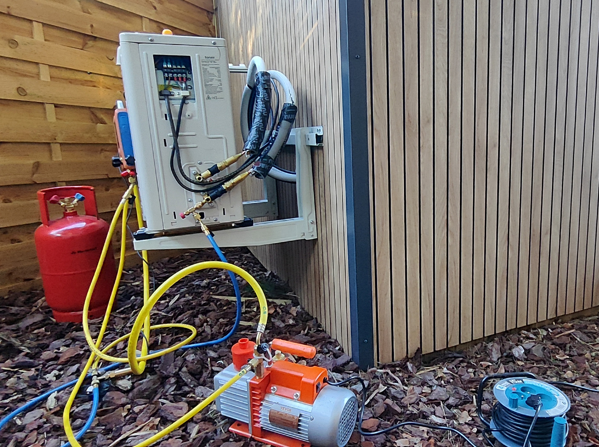 Dépannage d'un monosplit TONAIR dans un chalet en bois - recherche fuite et réparation puis charge 520g R32