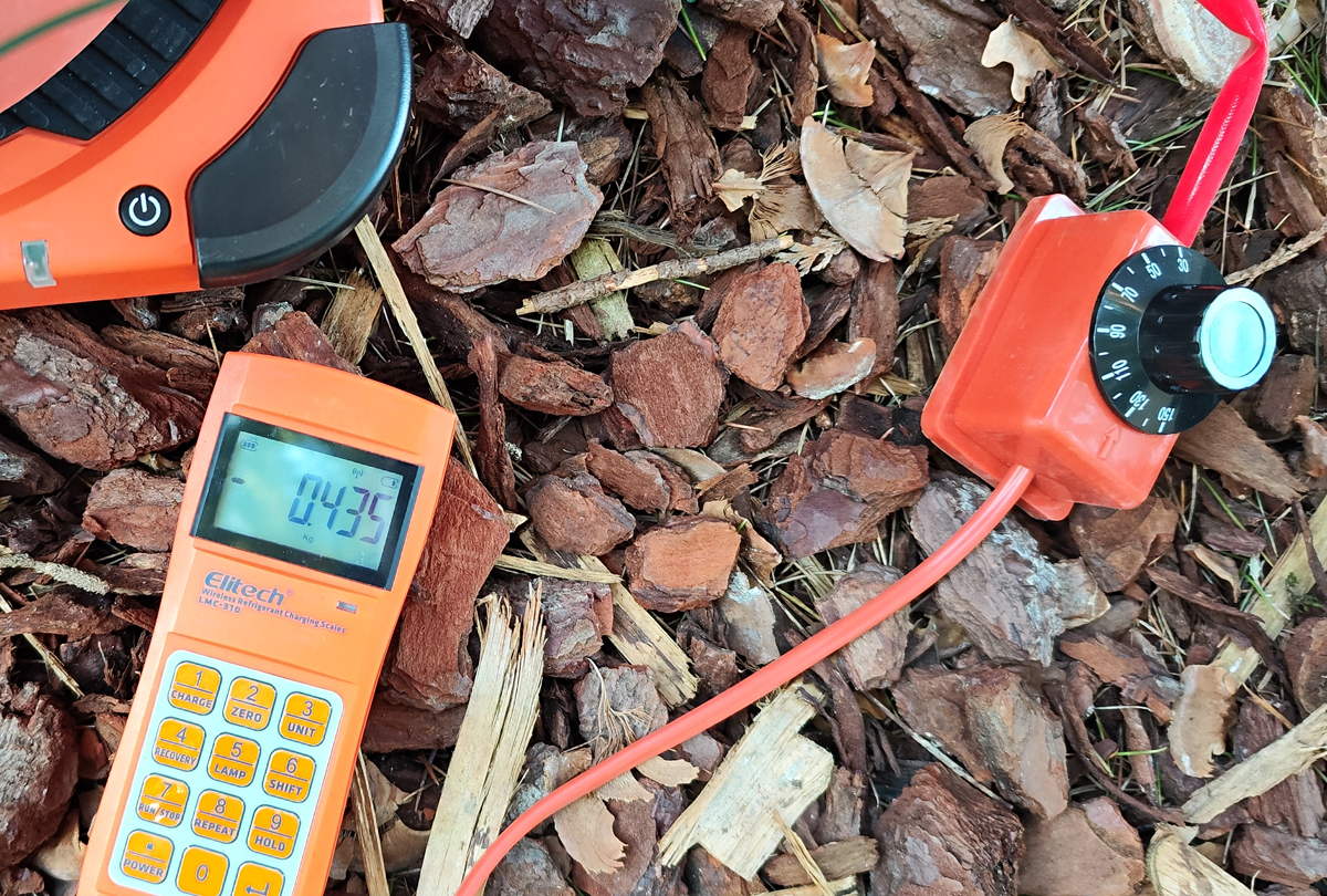 Dépannage d'un monosplit TONAIR dans un chalet en bois - recherche fuite et réparation puis charge 520g R32