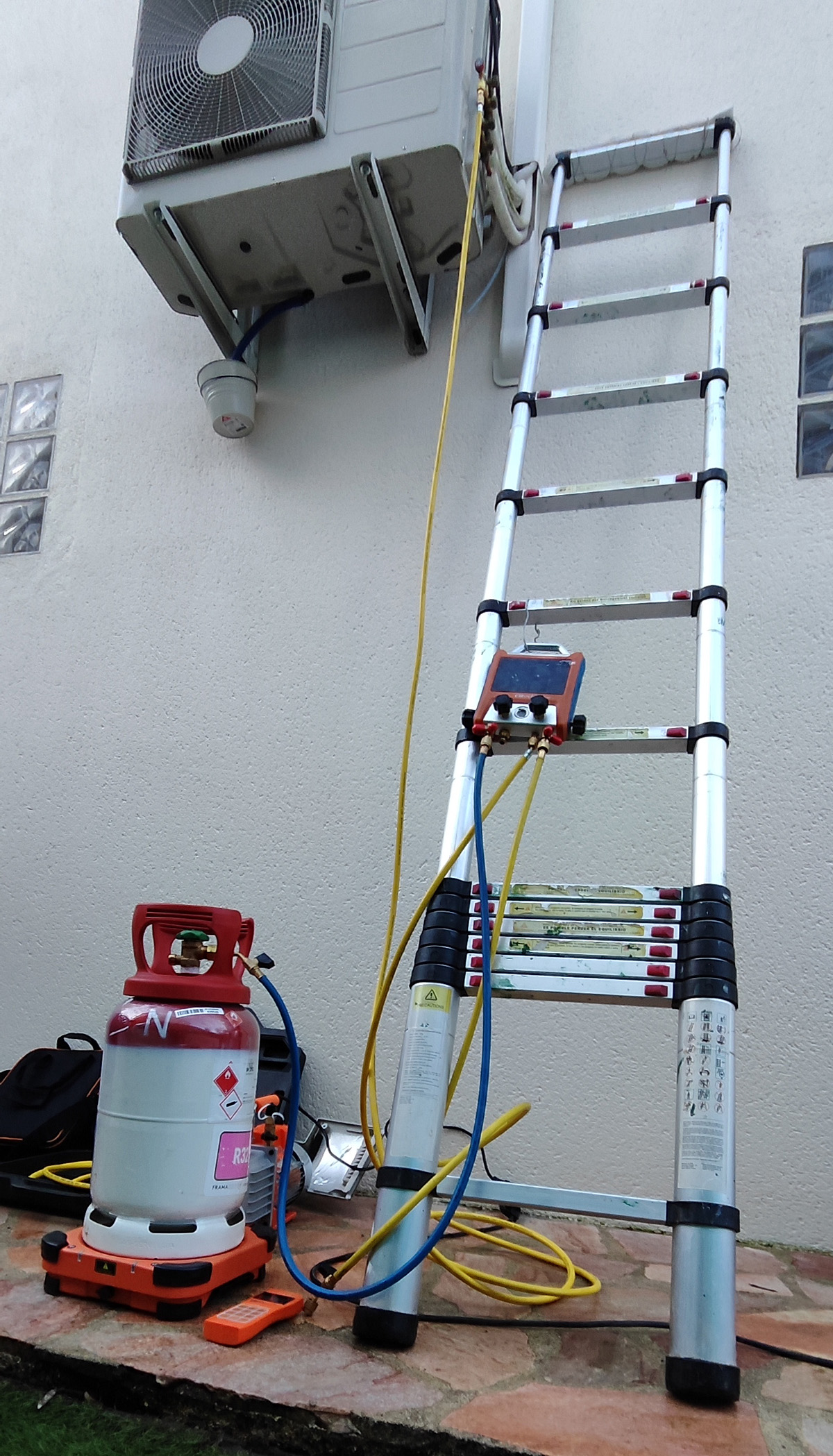 Dépannage bi-splits HITACHI avec charge 1,8 kg R32 à Collégien