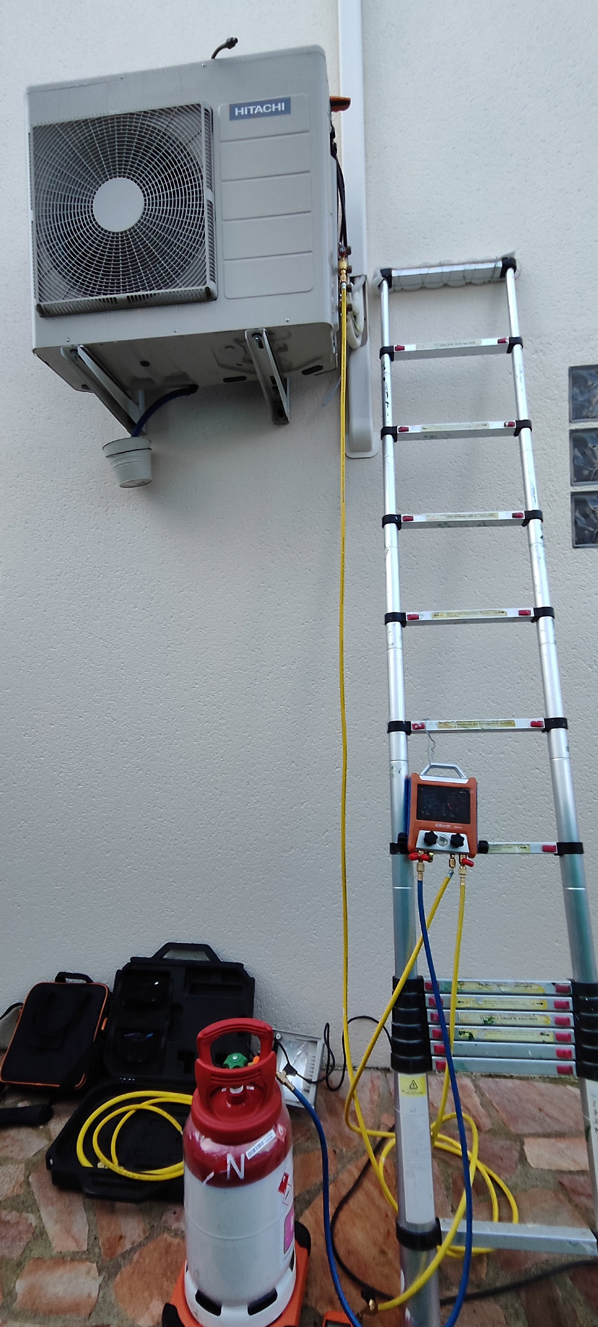 Dépannage bi-splits HITACHI avec charge 1,8 kg R32 à Collégien
