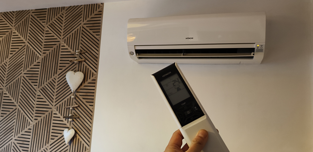 Dépannage bi-splits HITACHI avec charge 1,8 kg R32 à Collégien