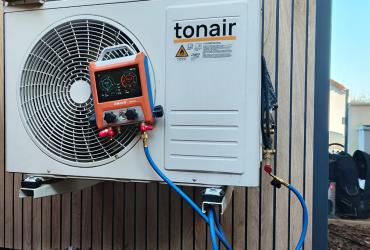 Dépannage d'un monosplit TONAIR dans un chalet en bois - recherche fuite et réparation puis charge 520g R32